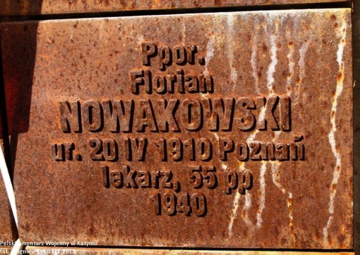 Tabliczka cmentarna podporucznika Floriana Nowakowskiego na Cmentarzu Wojennym w Katyniu.