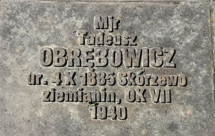 Tabliczka Tadeusza Obrębowicza na Cmentarzu Ofiar Totalitaryzmu w Charkowie.