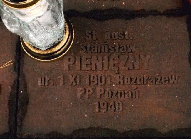 Tabliczka cmentarna Stanisława Pieniężnego na Cmentarzu Wojennym w Miednoje