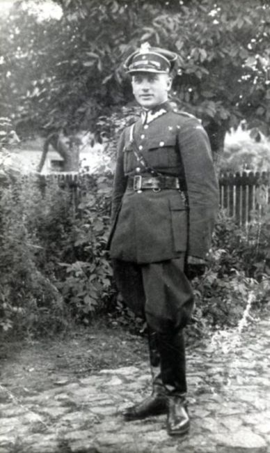 J&oacute;zef Pituła w mundurze podporucznika.