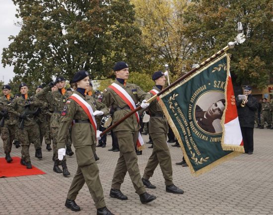 Poczet sztandarowy po odebraniu sztandaru przez społeczność uczniowską w dniu 7.10.2024 r. - imienia  Karola Palczyńskiego