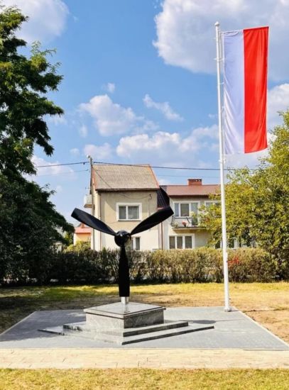 Pomnik poświęcony Lotnikom Polskim oraz z imienia ppor. Karolowi Palczyńskiemu, kt&oacute;ry znajduje się aktualnie na terenie szkoły przy ul. Długiej 8 w Aleksandrowie Kujawskim. 
