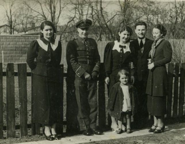 Karol Palczyński w mundurze podchorążego lotnictwa w towarzystwie kobiet. 