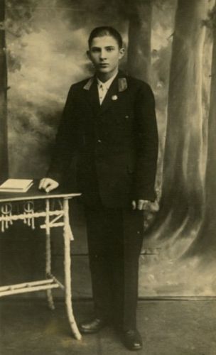 Karol Palczyński w mundurku szkolnym.