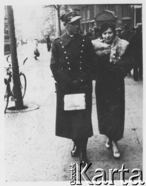 Jan Pałys z żoną Jadwigą na spacerze.