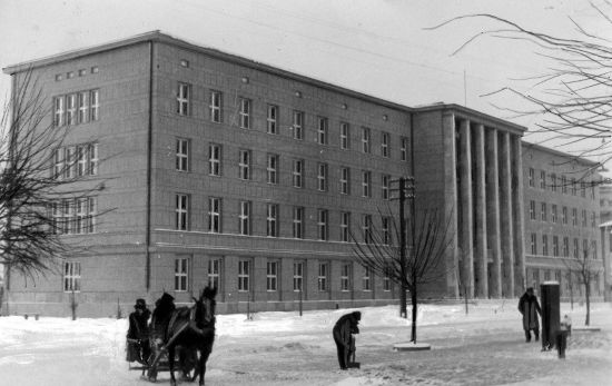 Budynek urzędu wojewódzkiego w Brześciu nad Bugiem zaprojektowany przez Stanisława Papiewskiego