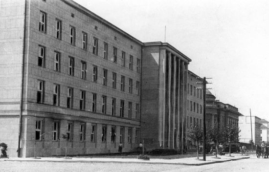 Budynek urzędu wojewódzkiego w Brześciu nad Bugiem zaprojektowany przez Stanisława Papiewskiego