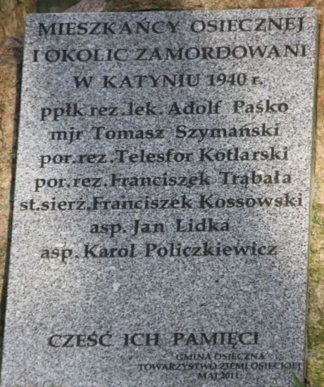 Tablica pod Krzyżem Katyńskim w Osiecznej.