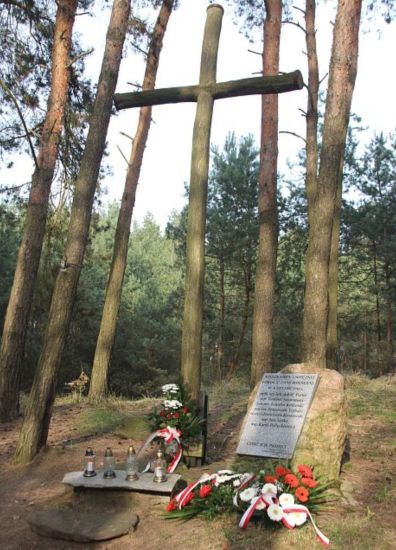 Krzyż Katyński w Osiecznej.