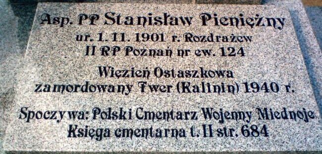 Tablica cmentarna aspiranta Policji Państwowej Stanisława Pieniężnego na cmentarzu we Włoszakowicach.  