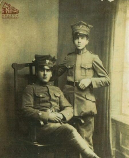 Stanisław Pieniężny (z prawej) w mundurze Strzelc&oacute;w Wielkopolskich.