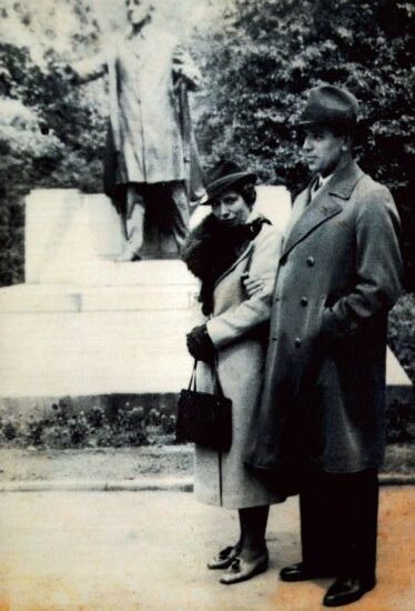 Stanisław Pieniężny z żoną na spacerze.