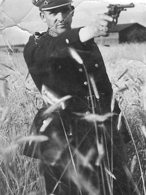 Stanisław Pięta podczas ćwiczeń strzeleckich.