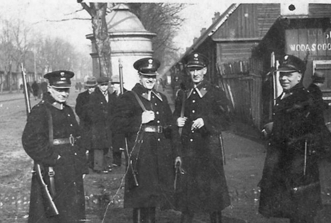 Stanisław Pięta z kolegami policjantami