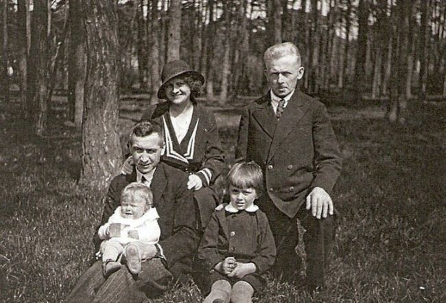 Tadeusz Pietrykowski z żoną Janiną, ojcem Franciszkiem, dziećmi Marią
i Olgierdem.