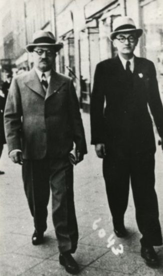 Dw&oacute;ch mężczyzn na ulicy, z prawej Zbigniew Pietrzak