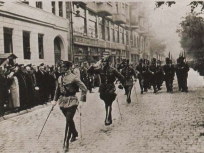 Bronisław Piniecki - prowadzi paradę w Poznaniu 1919 roku