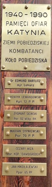 Tabliczki katyńskie na Krzyżu Katyńskim w Pobiedziskach