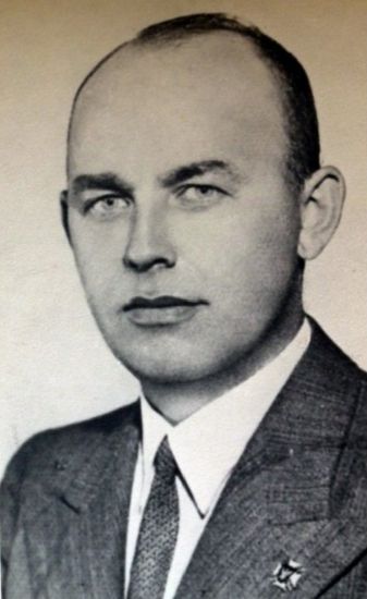 Jan Pończa w garniturze