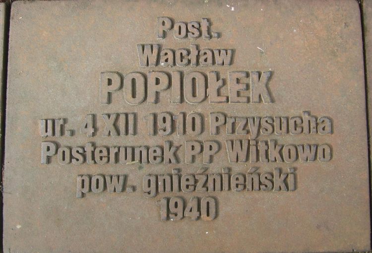 Tabliczka cmentarna posterunkowego Wacława Popiołka na Polskim Cmentarzu Wojennym w Miednoje.