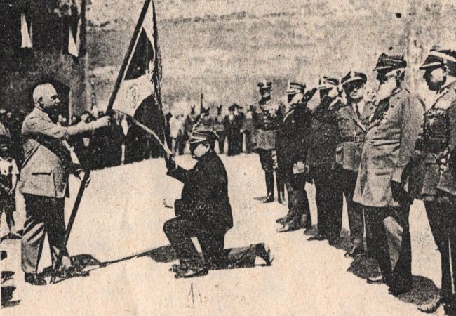 Odbi&oacute;r sztandaru przez Stefana Prawowskiego