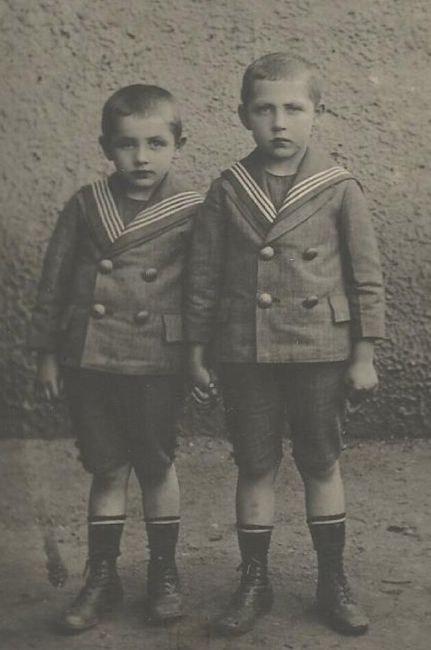 Bracia Bolesław (z lewej) i Mieczek Psuja, 1913 rok