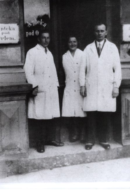 Wincenty Pujanek z kolegami aptekarzami.