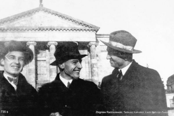 Zbigniew Radziszewski przez poznańską operą wraz z kolegami prawnikami.