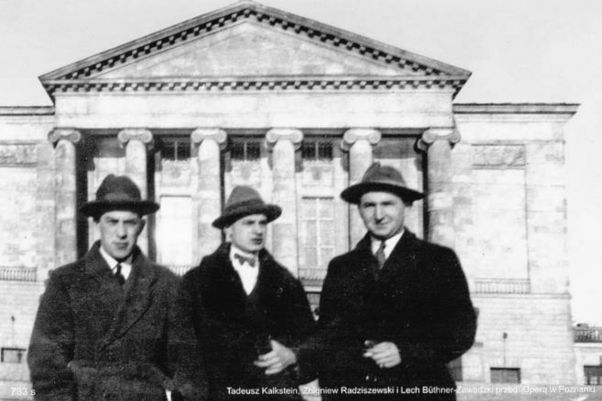 Zbigniew Radziszewski przez poznańską operą wraz z kolegami prawnikami.