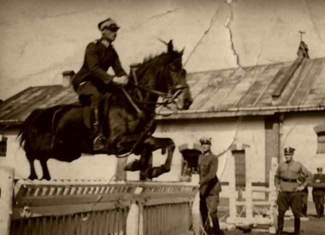 Edward Ralski w trakcie ćwiczeń w 8 Pułku Ułan&oacute;w