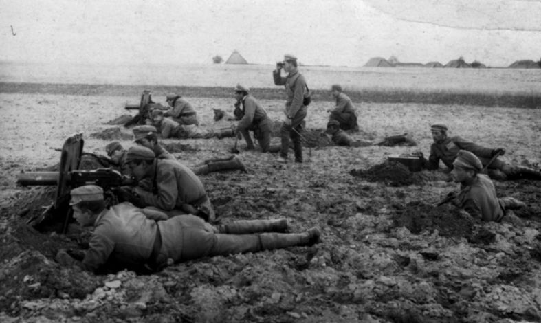 Ćwiczenia z drużyną karabin&oacute;w maszynowych. Na pierwszym planie Edwerd Ralski. 