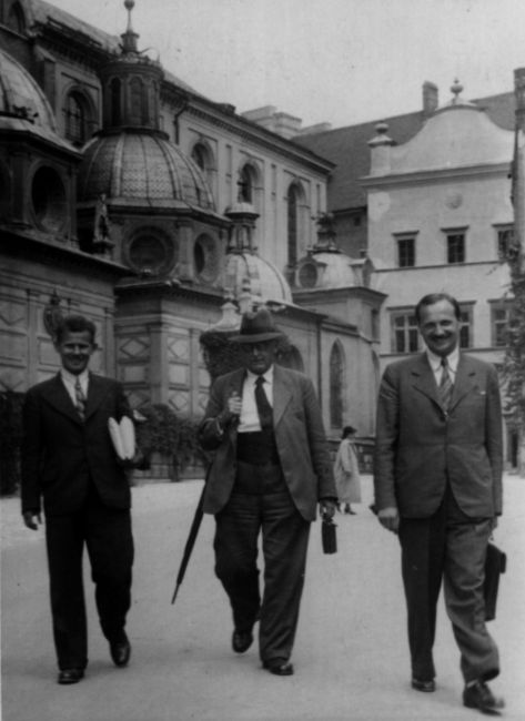Z profesorem Janem Włodkiem (w środku) na Wawelu. 