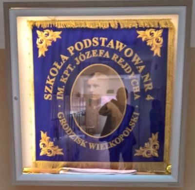 Sztandar szkoły podstawowej nr 4 w Grodzisku Wielkopolskim imienia J&oacute;zefa Rejdycha.