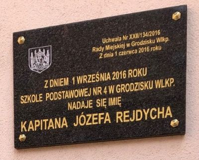 Tablica nadania imienia J&oacute;zefa Rejdycha szkole w Grodzisku Wielkopolskim.