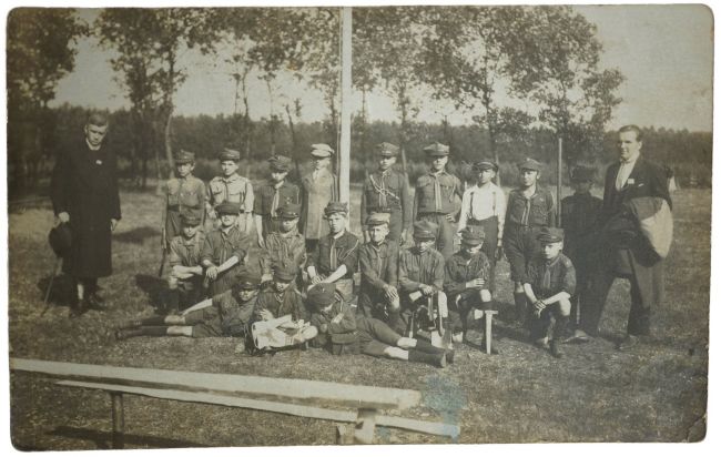 Walenty Rogalczyk z drużyną harcerską w Bukowcu.