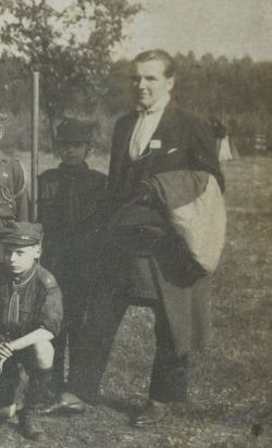 Walenty Rogalczyk z drużyną harcerską w Bukowcu.