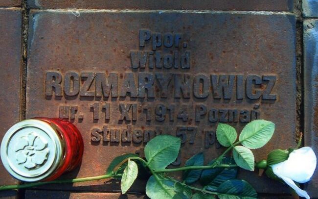 Tabliczka cmentarna podporucznika Witolda Rozmarynowicza na cmentarzu wojennym w Charkowie.