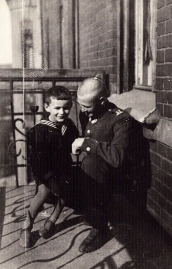 Witold Rozmarynowicz w mundurze z oznaczeniami 57. Pułku Piechoty na balkonie z Andrzejem Rozmarynowiczem.