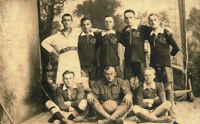 Drużyna piłkarska z Janem Rubasem.