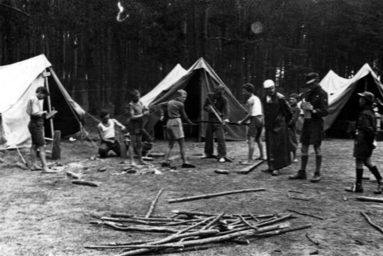 Obóz z uczniami, Tokary 1938 rok z kierownikiem szkoły Stefanem Rybarczykiem.