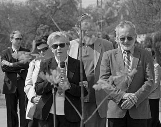 Uroczystość posadzenia dębu pamięci Romana Rymszy, podziękowanie c&oacute;rki Ewy.