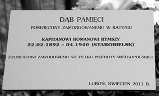 Tabliczka Dębu Pamięci Romana Rymszy.