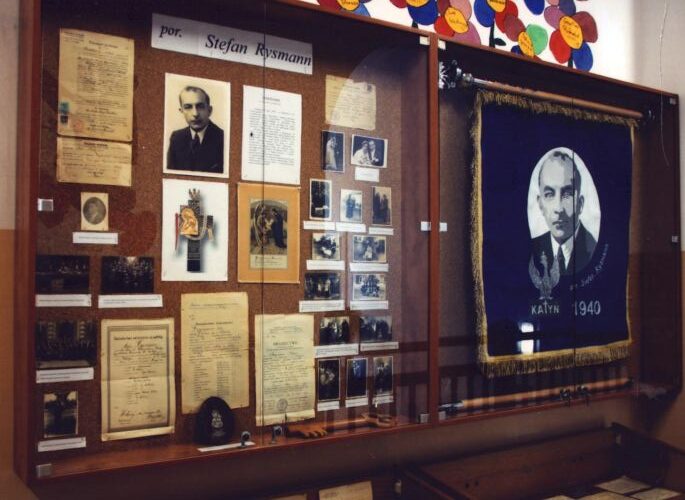 Wystawa poświęcona Stefanowi Rysmannowi w szkole w Bronikowie.