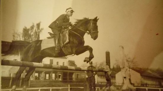 Aleksander Rzążewski na koniu w trakcie zawod&oacute;w konnych.