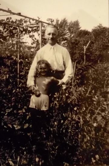 Aleksander Rzążewski z c&oacute;rką Krystyną, wakacje lata 30-te XX wieku