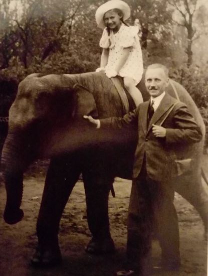 Alekander Rzążewski z c&oacute;rką Krystyną w ZOO.