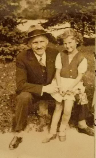 Aleksander Rzążewski z c&oacute;rką Krystyną na spacerze.