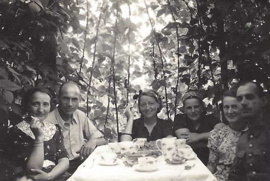 Józef Rzepka w Zglińcu, od lewej żona Janina, za nią mąż.