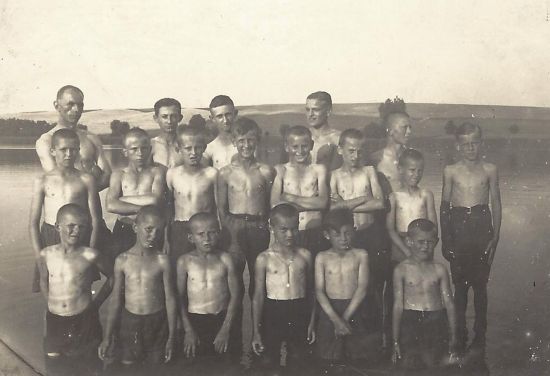 Józef Rzepka (po lewej) z chłopcami nad wodą.