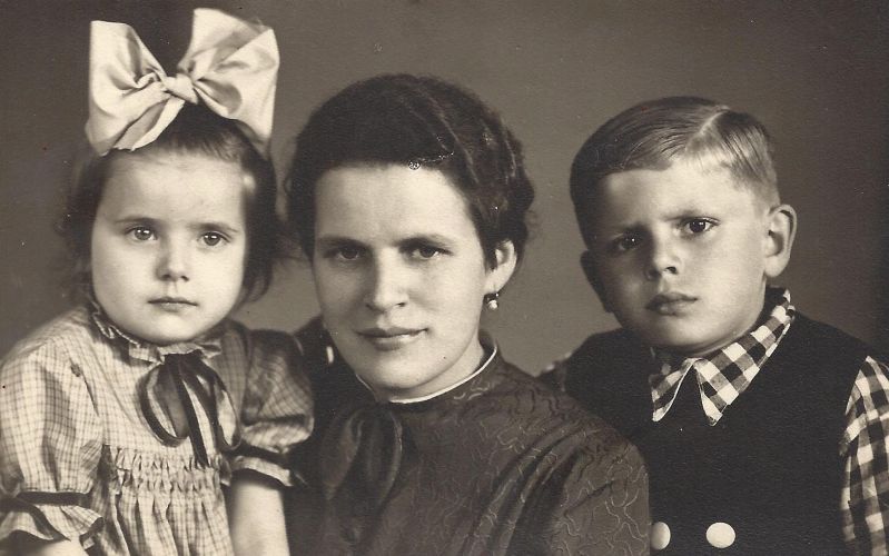 Janina Rzepka z córką Hanną i synem Zbigniewem.